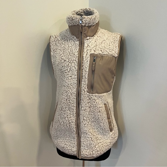 Abercrombie Cloud Sherpa Vest - Picture 2 of 7